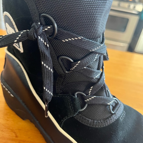 Sorel snow boots, like new. Sturdy tread, platform heel, flannel lined. Worn 3 x - Picture 11 of 12